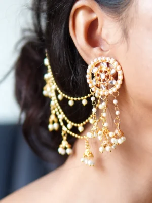 Woman wearing ear cuffs and matil earrings – handcrafted jewellery by Huviena