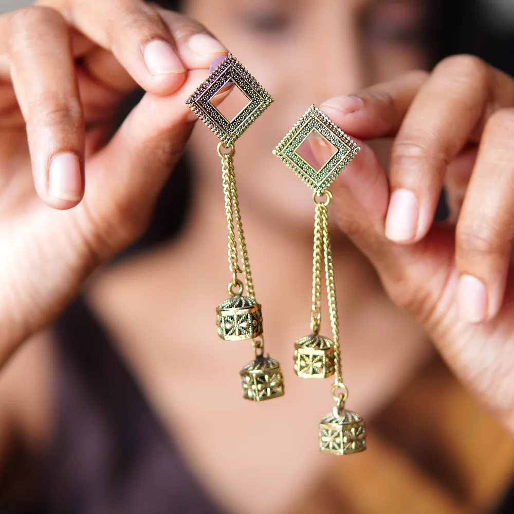 Close-up of Golden Sleek Chain Earring detailing