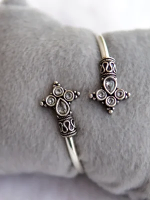 Minimalist oxidised kada for women – handcrafted silver finish bracelet by Huviena