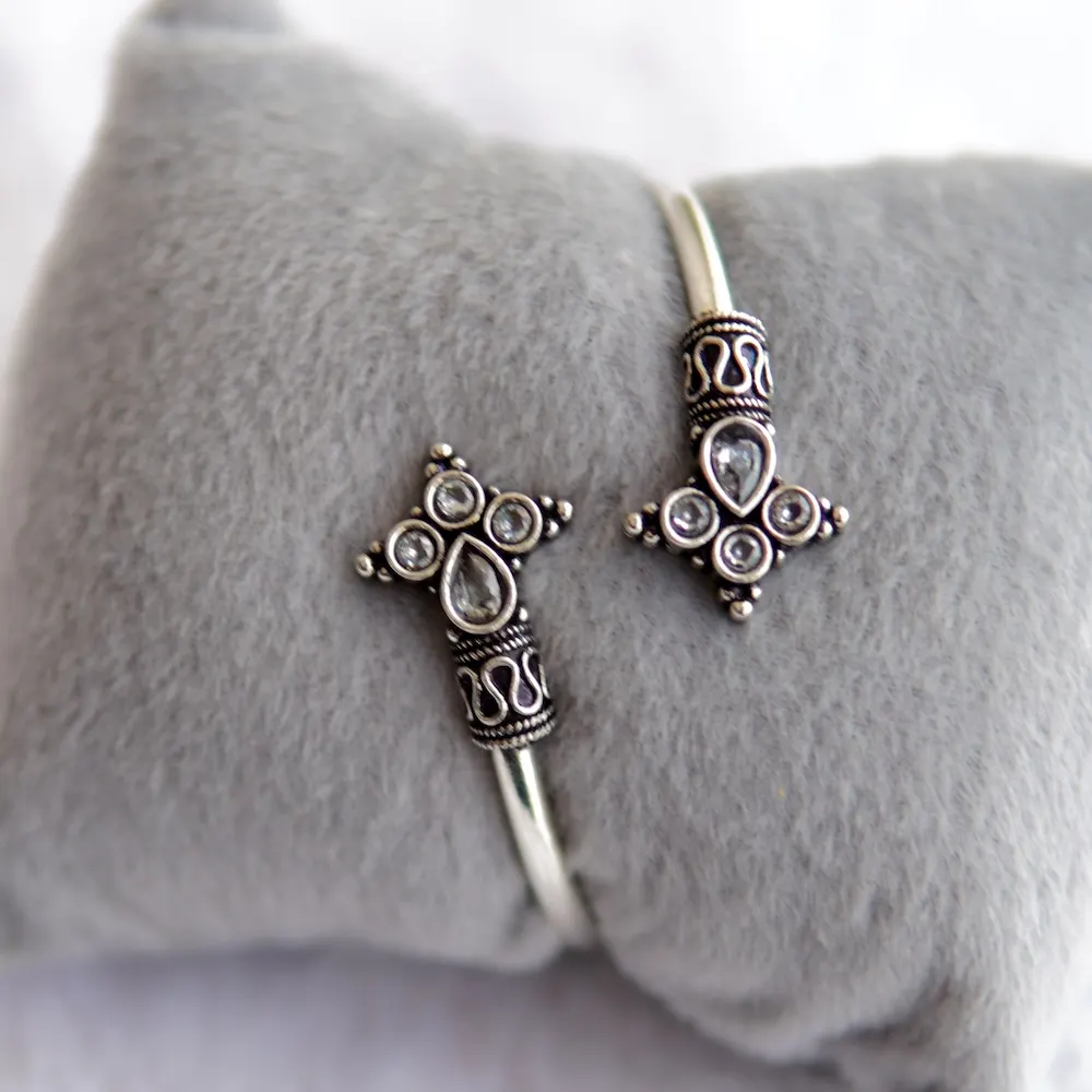 Minimalist oxidised kada for women – handcrafted silver finish bracelet by Huviena